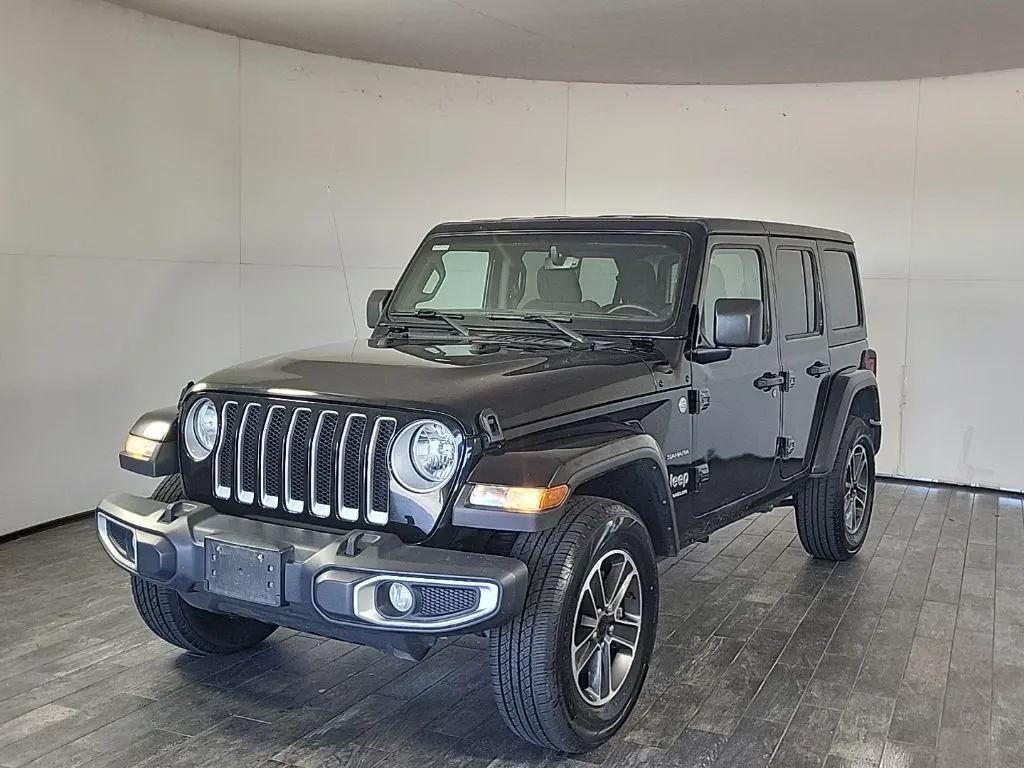 2023 Jeep Wrangler 4-Door Sahara in Black Clearcoat