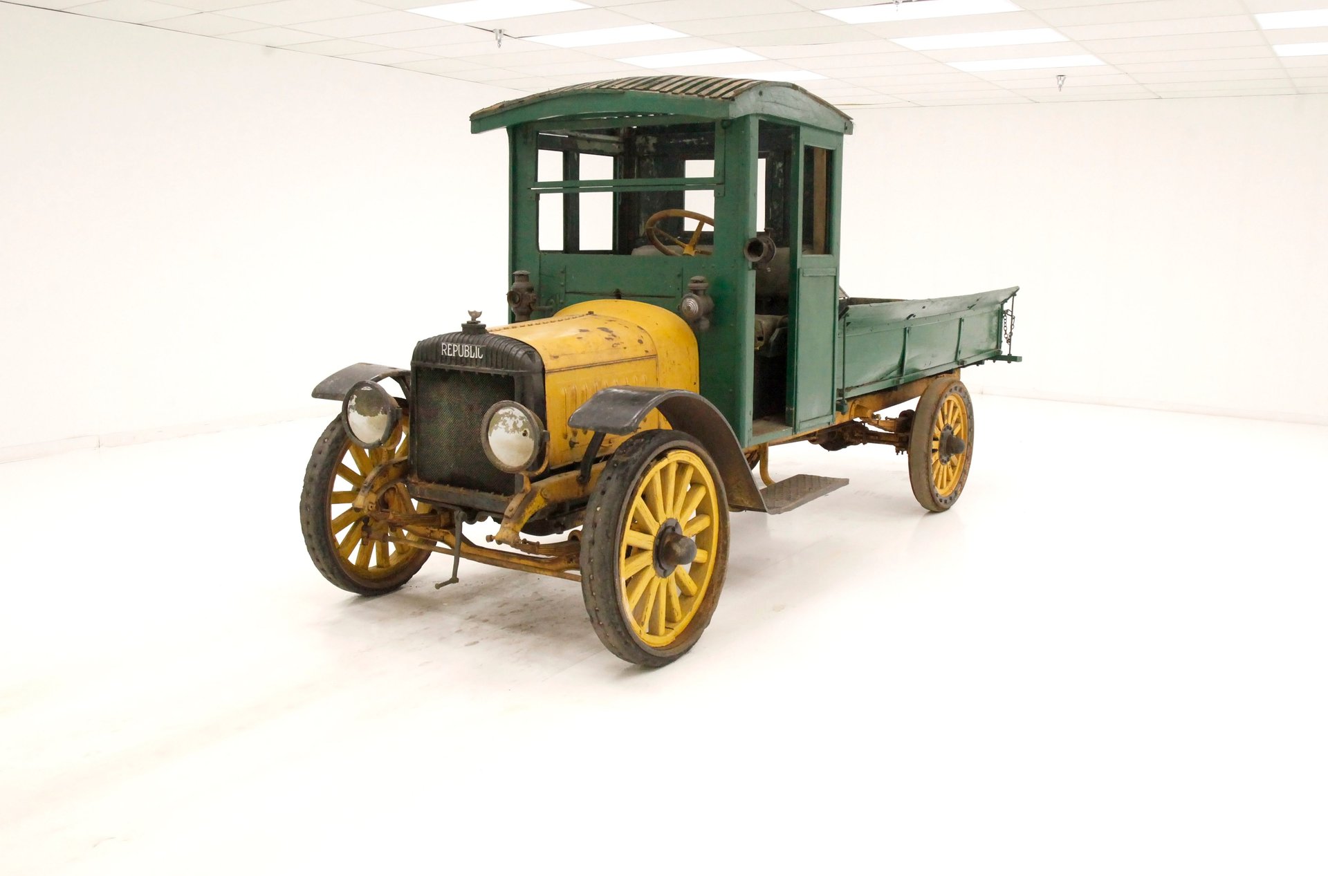 1915 Republic Truck 2 Ton in Green