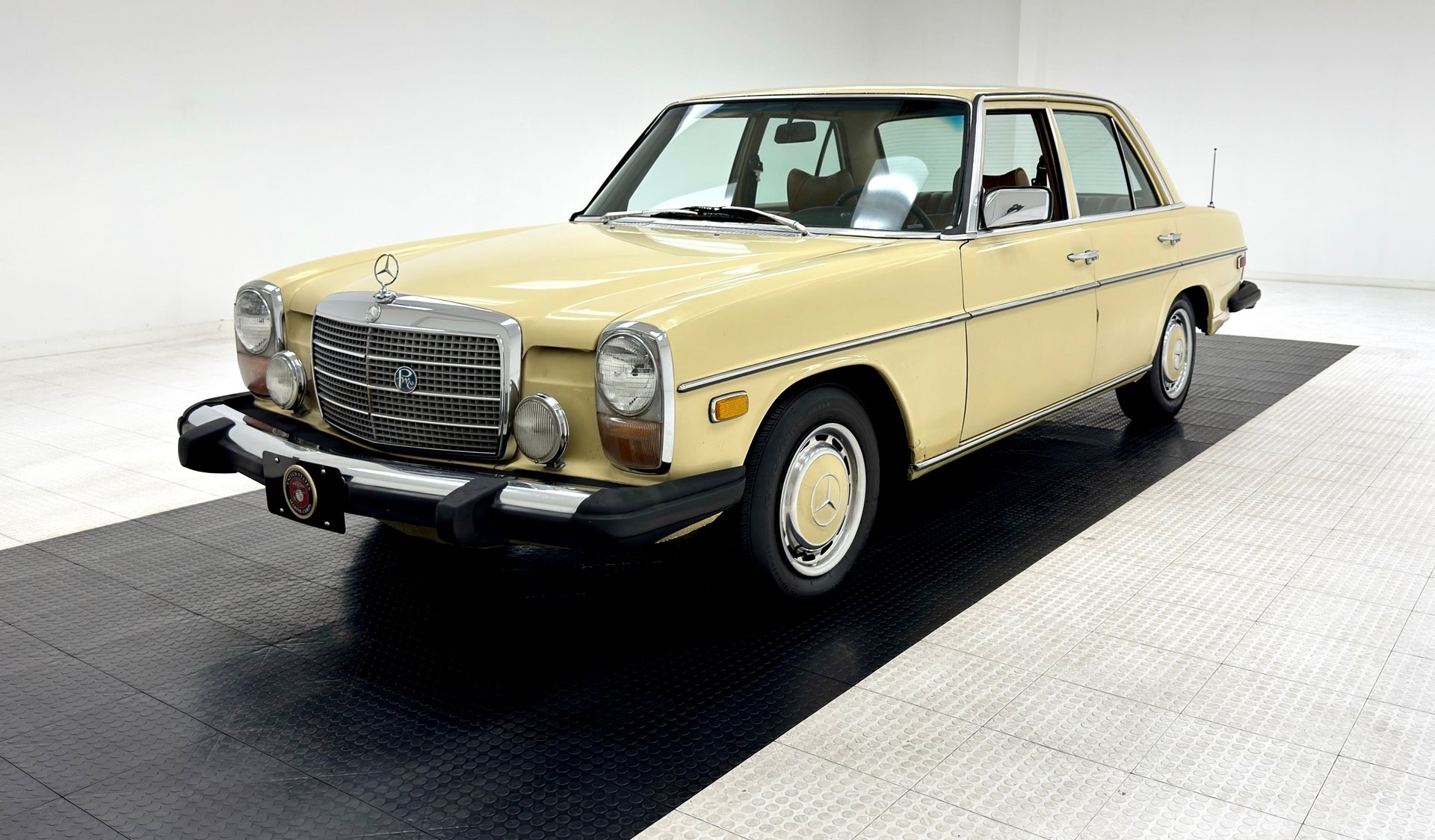 1975 Mercedes-Benz 300D in Cream