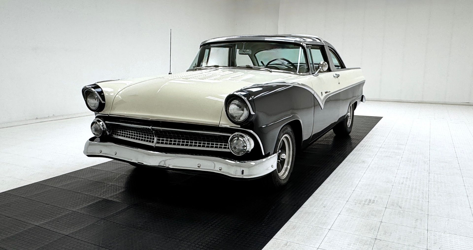 1955 Ford Fairlane in Black