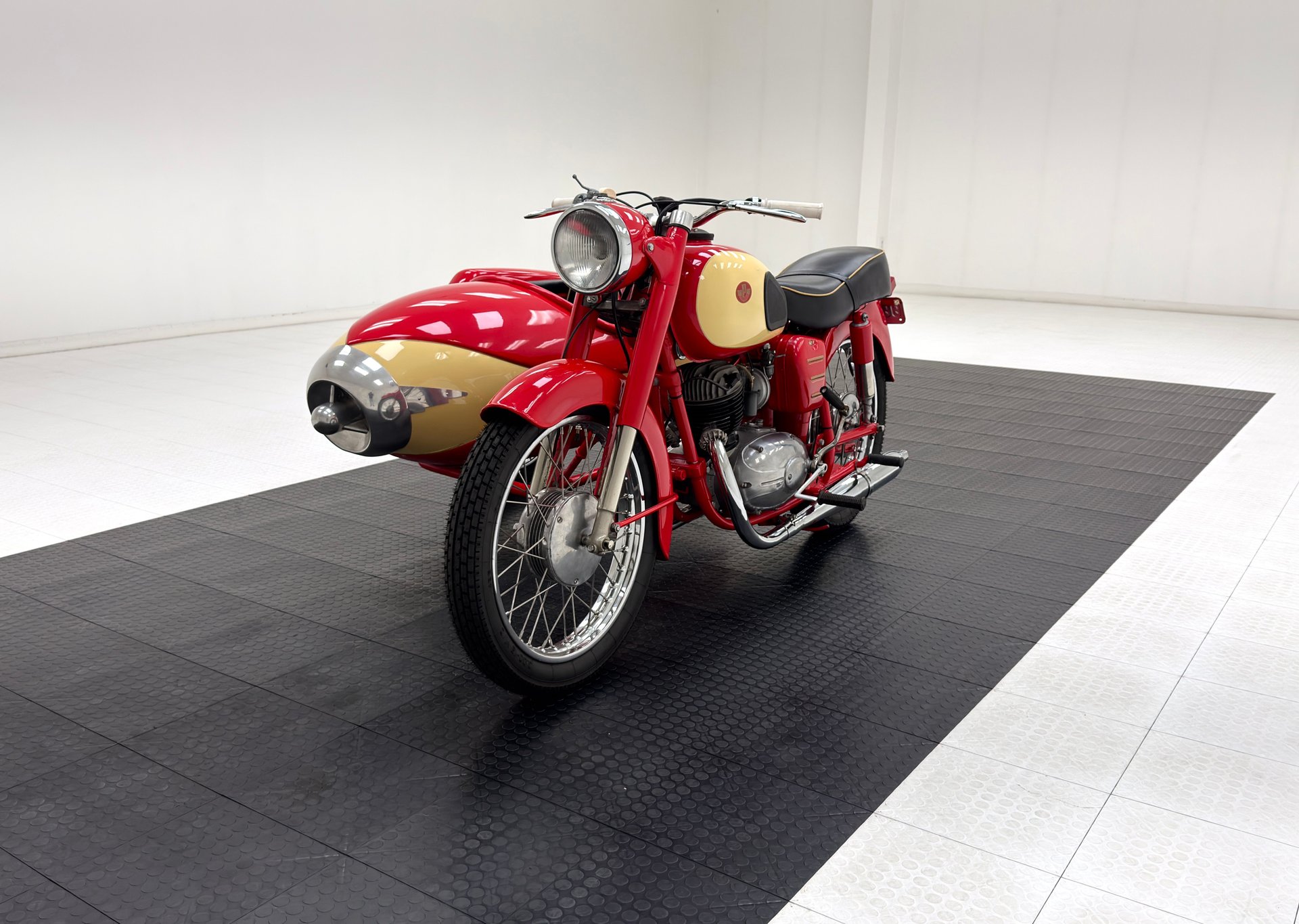 1960 Pannonia Deluxe in Red