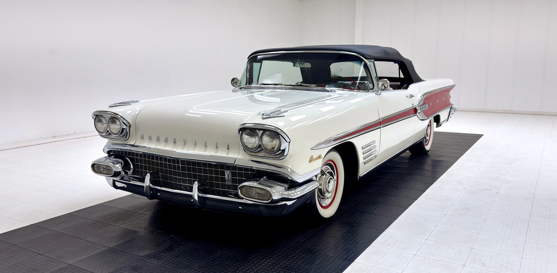 1958 Pontiac Bonneville in White
